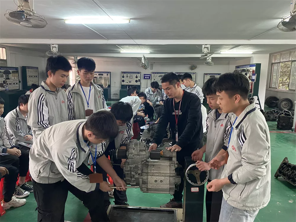 新能源汽车驱动电动机拆装