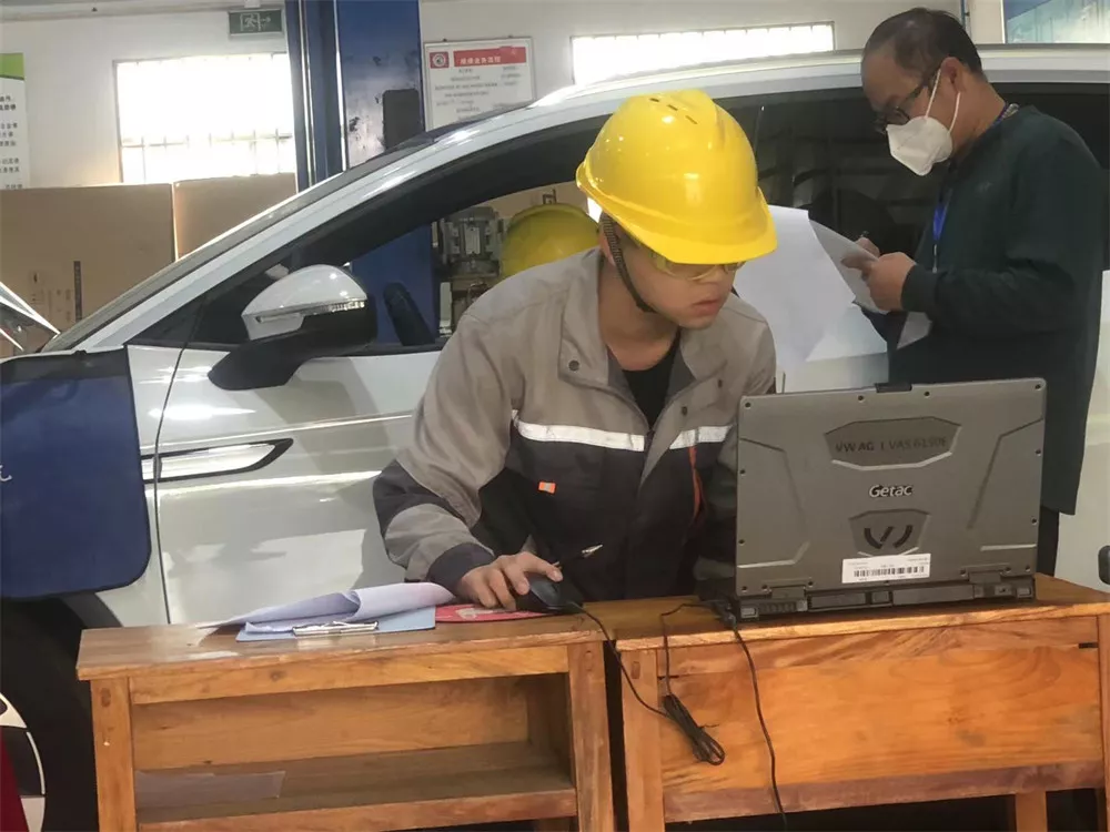 朱文刘权锋在2023年玉林市职业技能大赛新能源汽车检测与维修团体赛现场