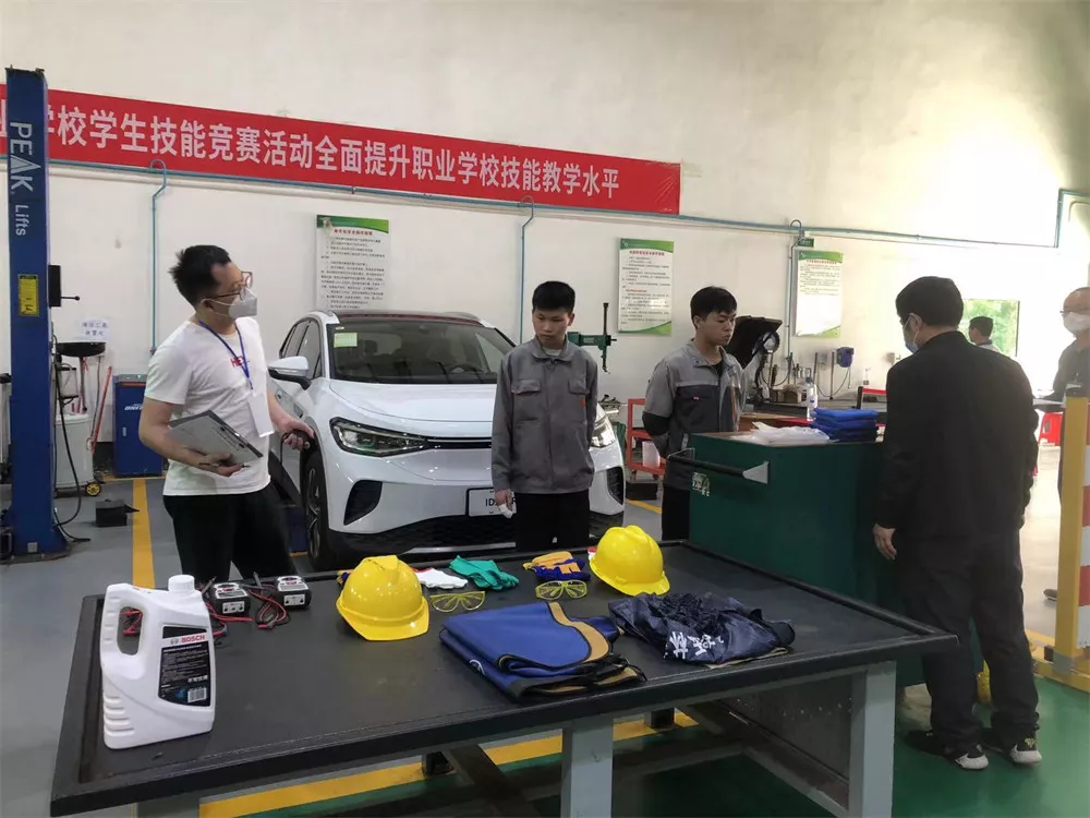 朱文刘权锋参加玉林市职业技能大赛新能源汽车检测与维团体赛荣获第二名