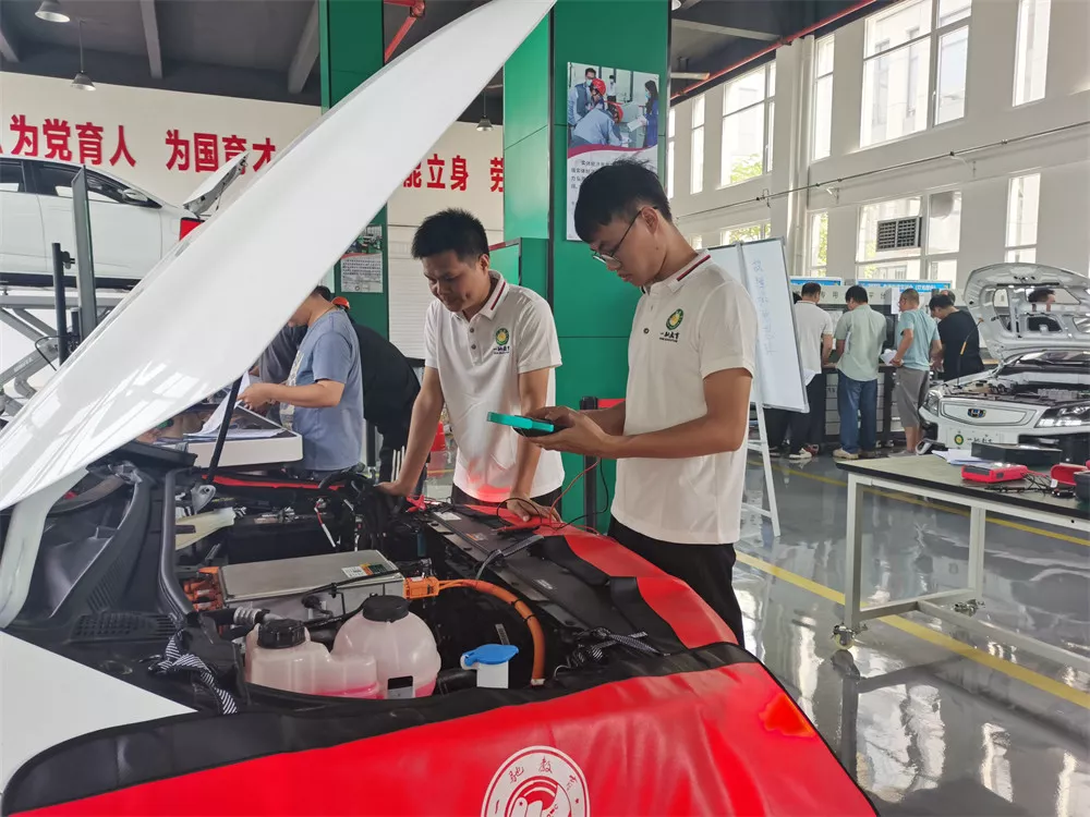 黄森胡天铭老师参加广西职业院校新能源汽车专业教学能力提升培训